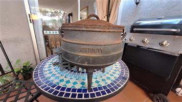 3 LEG CAST IRON POT SIZE 2