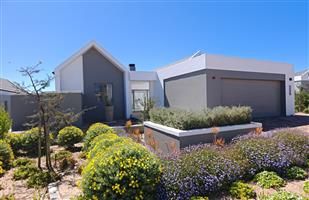 Spacious  Elegant 2 Bedroom House in Chardon Village within Langebaan Country Estate