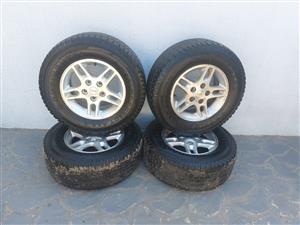 Jeep 2000 model 5 x rims & tyres