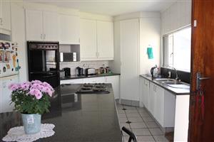 Beautiful 5 Bedroom house with swimming pool in Glen Marais