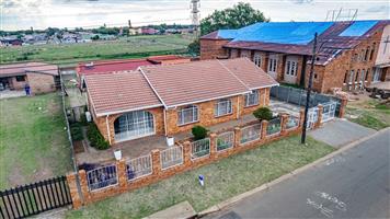 Spacious 6-Bedroom Family Home with Cottage on a Large Stand