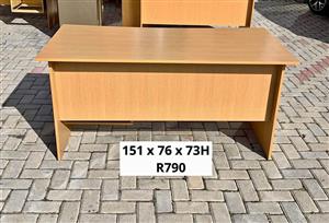 GOOD QUALITY OFFICE DESKS 