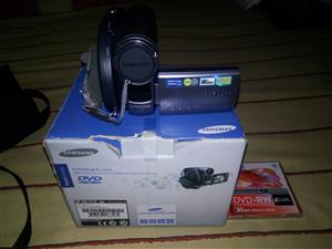   Samsung Digital DVD Camcorder with accessories , carry case & x7 DVD RW Discs.