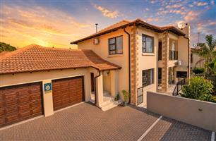 Townhouse For Sale in Honeydew Manor