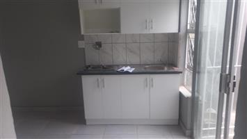3 bedroom 1 bathroom house to let in Oxford road Kensington jhb