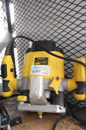 STANLEY PLUNGE ROUTER(S067159E)