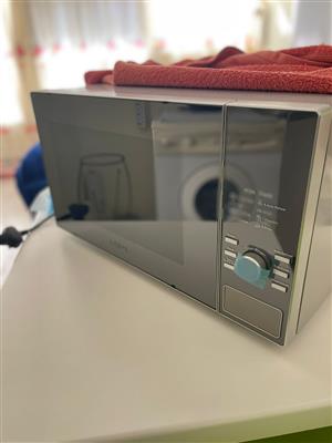 Selling a brand new microwave 40L silver 