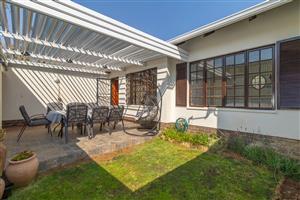 Net as a Pin! 2 Bedroom 1 bath Simplex with Private Garden