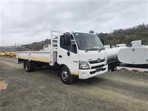 T946- 2016- HINO 300-915 DROPSIDE BODY TRUCK- T946