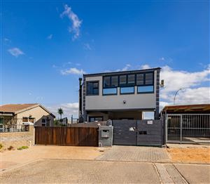 Beautiful spacious modern 3 bedroom family home with loads of extras.