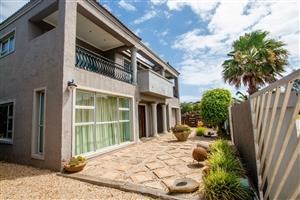 Coastal Comfort Steps from Albatros Beach – Jeffreys Bay