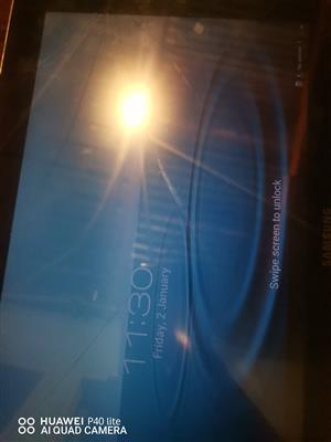 Samsung Galaxy Tab 10.1.GT-P7500. With a broken screen but works perfectly 