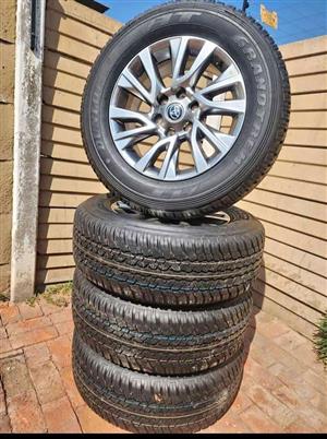 18inch Toyota Fortuner/Prado original mags with brand new 265/60/18 Dunlop Grandtrek A/T set R17000