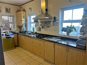 COMPLETE LARGE KITCHEN + GRANITE & INDESIT APPLIANCES 