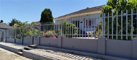 Perfect Family Living: 4 Bedrooms & 3 Bathrooms in Uitenhage Van Riebeeck Hoogte Location