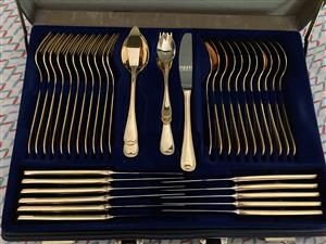 70 piece crockery set