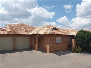 Townhouse For Sale in Silver Lakes