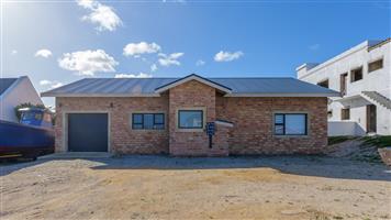 Charming Coastal Retreat in Struisbaai – Ideal for Retirement or a Coastal Start