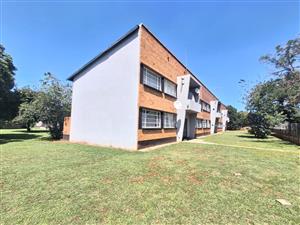 2 Bedroom Apartment in Meyerton Central. Slight Fixer upper but highly liveable.