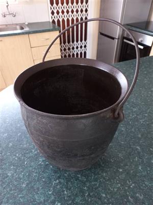  Cast Iron Pot with Flat Base 