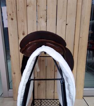 Brown Saddle  Traditional  gp/jumping style, simple design.  16’ Flocked panels , 