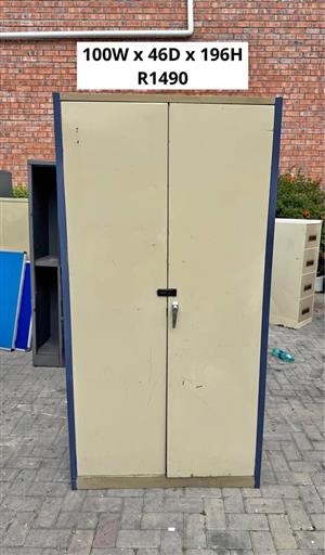 METAL STORAGE CUPBOARD. LOCKABLE WITH LATCH