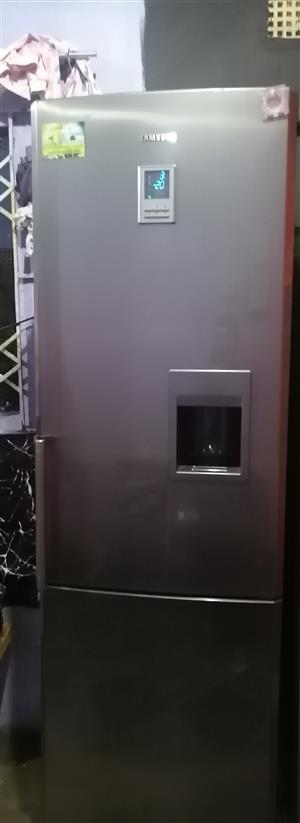 Selling a Samsung fridge with dispenser. FRIDGE IS WORKING PERFECTLY FINE