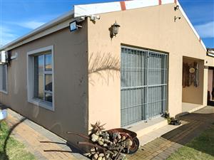 Semi-attached Home in a Quiet Cul-de-Sac — Ideal Fixer-Upper & Investment Opportunity