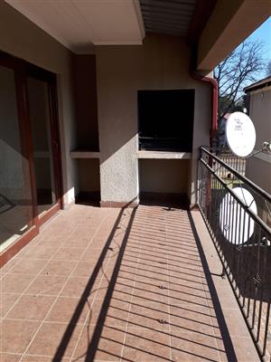 This spacious unit is located in a popular complex in Vaalpark.