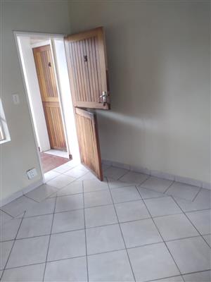 Outside room with shower and toilet to rent in Observatory