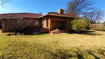 Low maintenance, Face brick 3 Bedroom family home.