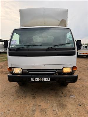 Nissan UD40 Box Truck 