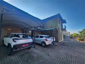 Townhouse For Sale in Sonheuwel