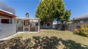 Sole mandate Spacious family home, 3 beds, 2 baths, 2garages for sale in Parklands