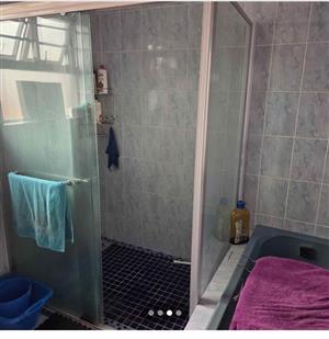 complete shower with side panel 