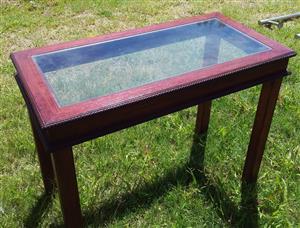 Vintage Mahogany Display Coffee Table with Glass Top – Elegant & Sturdy