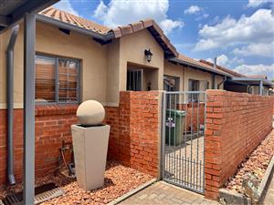 2 bed, 2 bath, 2 garage Ilanga Place townhouse to rent.