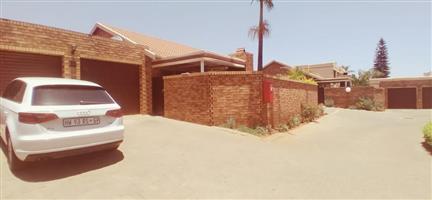STUNNING 3 BEDROOM TOWNHOUSE FOR SALE IN MAGALIESKRUIN ABOVE BRAAM PRETORIUS