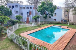 Lovely compact UNFURNISHED top floor STUDIO apartment in popular Madison Palms West