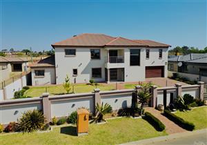 Exclusive Estate Living in Selcourt Enclosed!