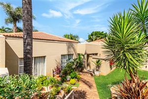 Beautifully Maintained Modern Townhouse in Sought-After Rangeview Ext. 4