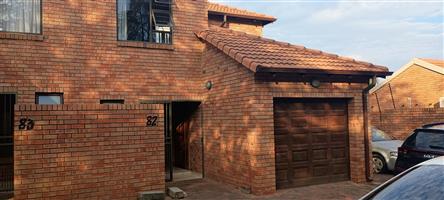 3 bed, 2.5 baths, lounge, dining, enclosed patio, entrance, garage & 5 parkings 