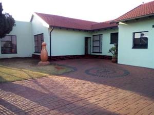 5 BEDROOM HOUSE FOR SALE IN LENASIA SOUTH EXT2 