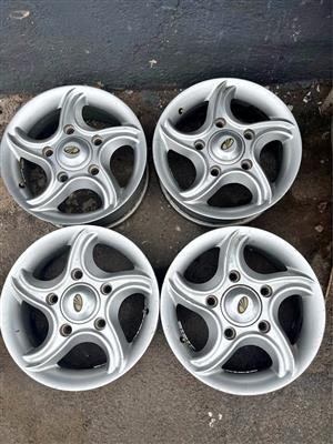 Mahindra 16” Mag Rims (With Wheel Caps)