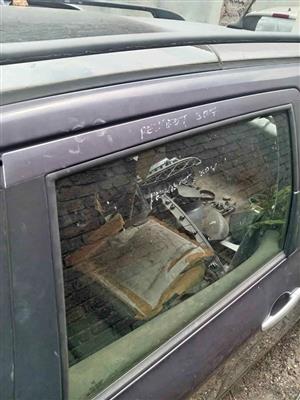 Peugeot 307 station wagon left rear door glass