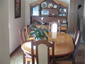 Eet kamer stel met ses stoelle en Buffet