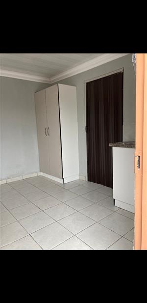 Bachelor room to rent in block G