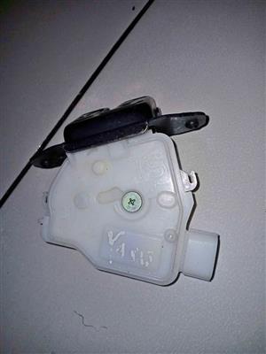 Toyota Yaris new shape boot lock