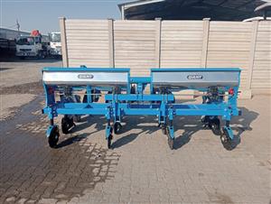 New Giant maize/bean planters available
