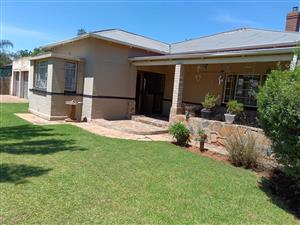 Charming 3 - Bedroom Home with Pool Area.